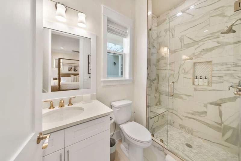 First floor ensuite bathroom.