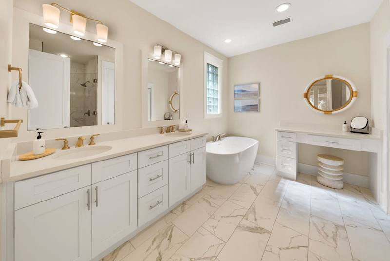 Bathroom features walk-in shower & soaking tub.