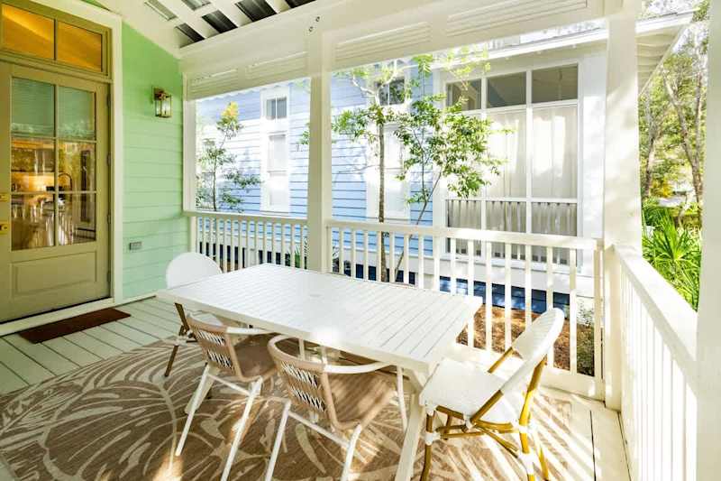 Outdoor dining space for 4.