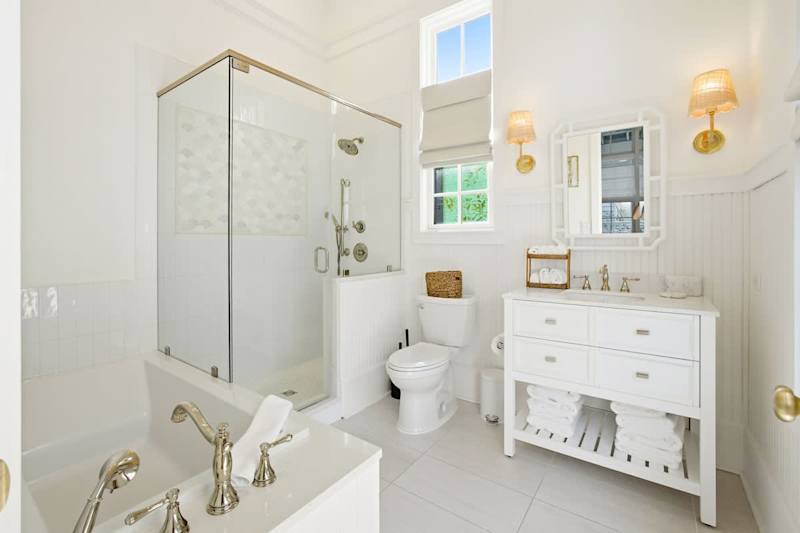 Bathroom features walk-in shower & soaking tub.