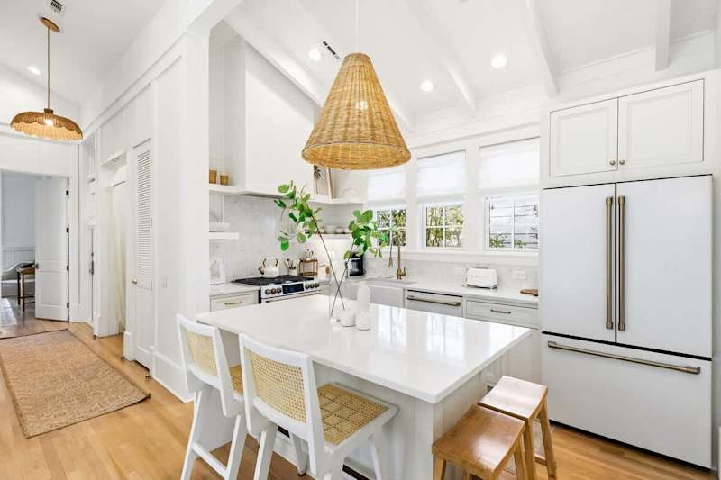Fully equipped gourmet kitchen with island seating for 4.