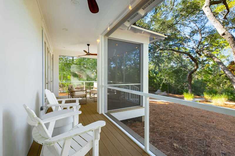 Enjoy the outdoor screened in patio!