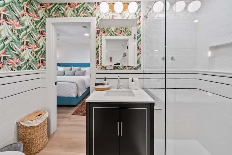 Ensuite features walk-in shower.