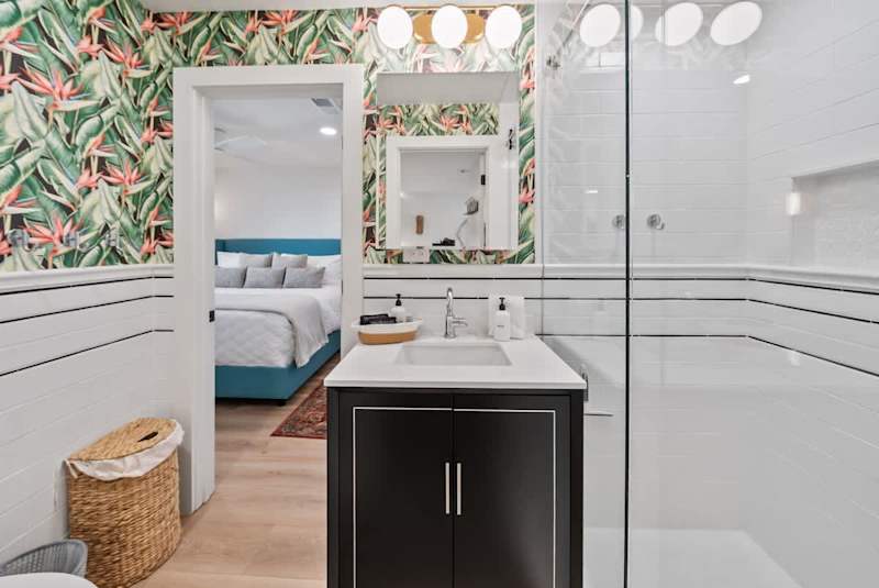 Ensuite features walk-in shower.
