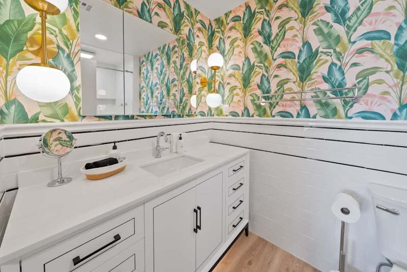 Ensuite features walk-in shower.