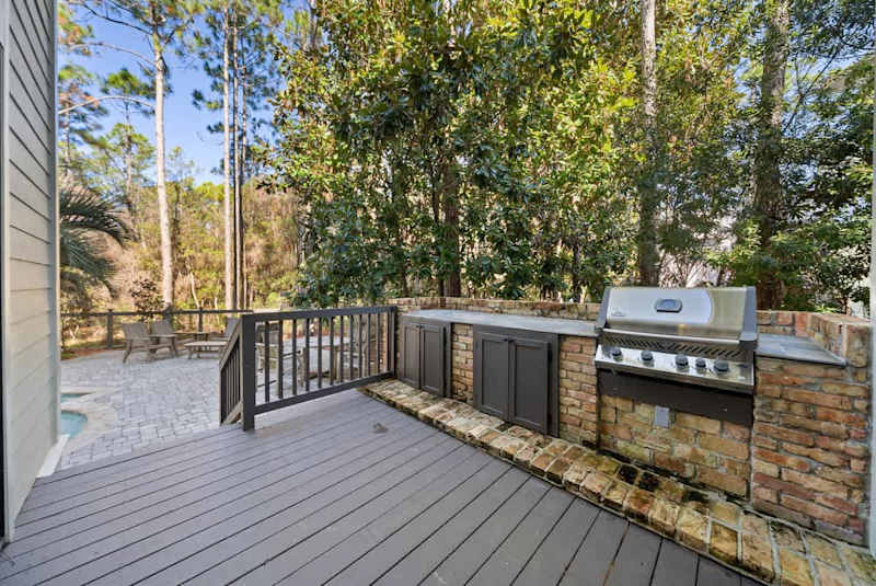 Enjoy cookouts at the pool with the gas grill.