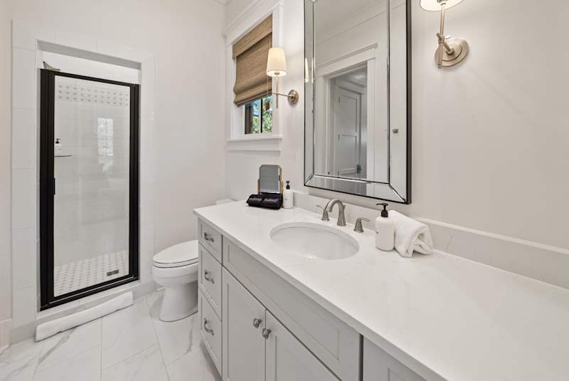 Ensuite features a walk-in shower.