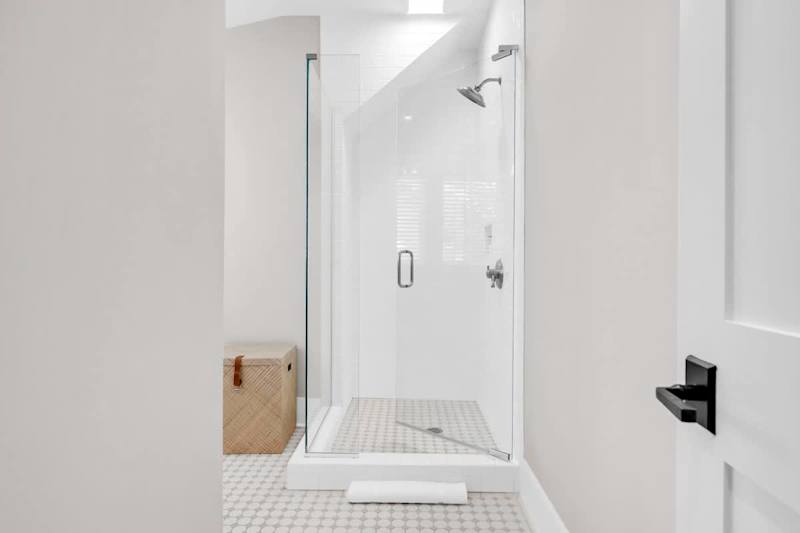 Ensuite features a walk-in shower.