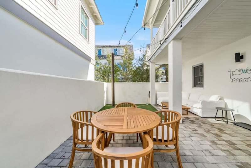 Outdoor dining for 4.