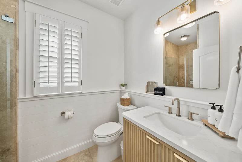 Ensuite features a walk-in shower..