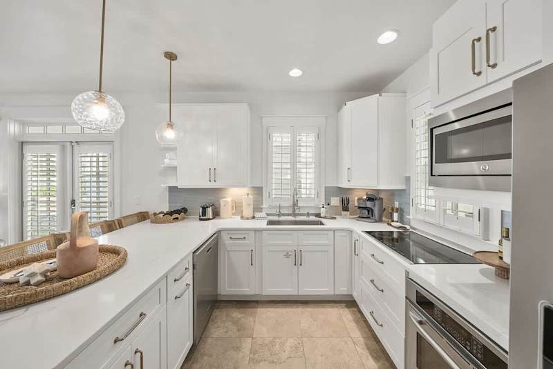 Fully equipped kitchen.