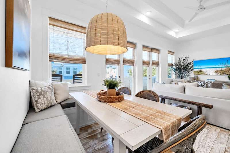 Dining area seating for 6.