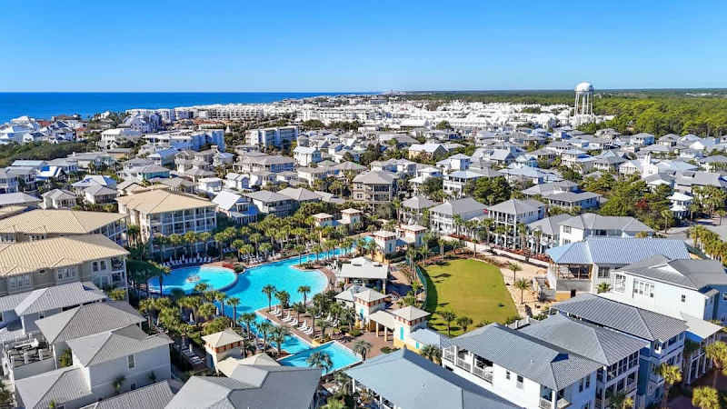 Resort-style living at its best. 
Enjoy Seacrest Beach’s expansive lagoon pool.