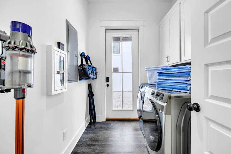 Convenient in-unit washer and dryer.