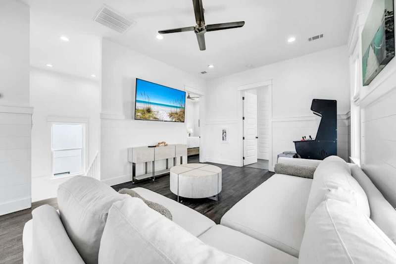 Third-floor entertainment space with an arcade game and Smart tv.
