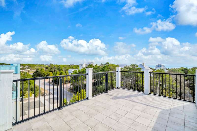 3rd floor deck with panoramic views!