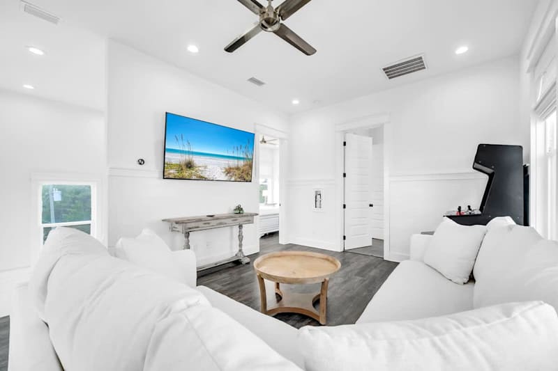 Third-floor entertainment space with an arcade game and Smart tv.