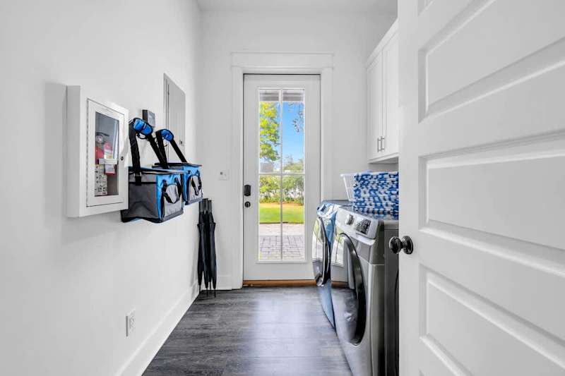 Convenient in-unit washer and dryer.