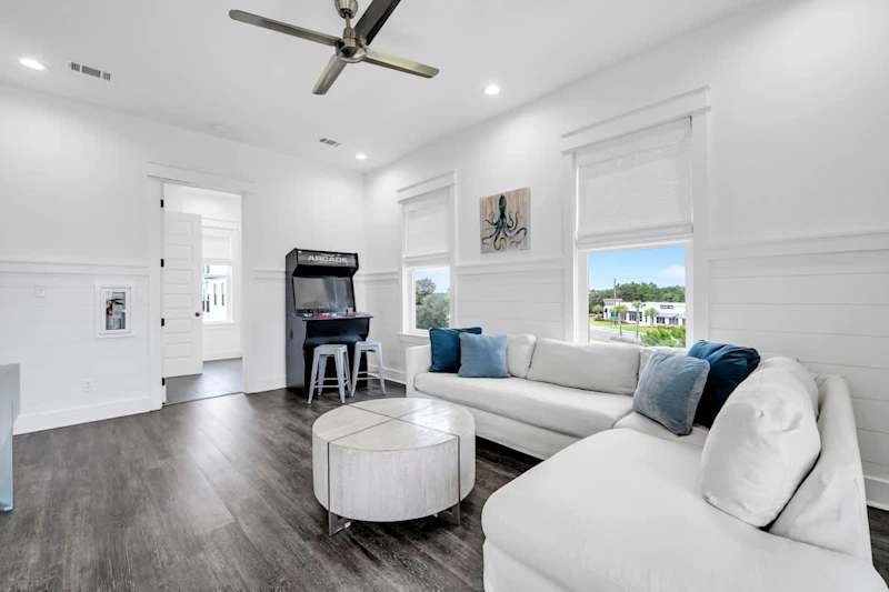 Third-floor entertainment space with an arcade game and Smart tv.