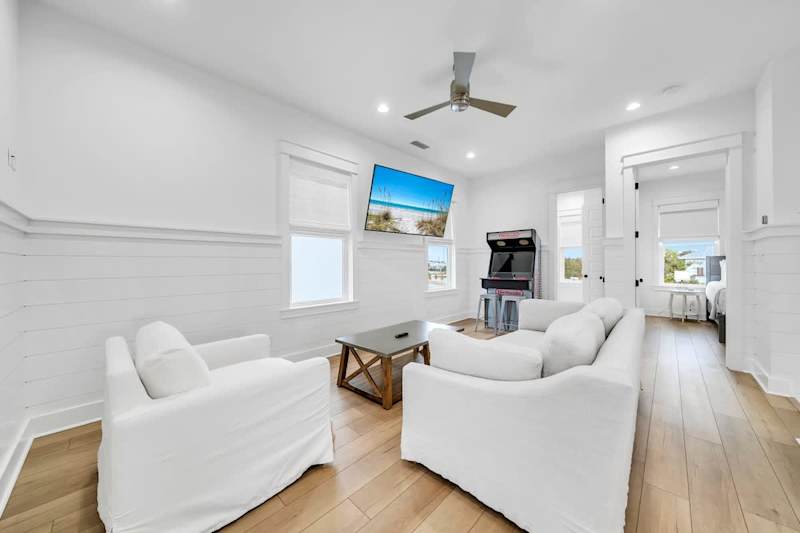 Third-floor entertainment space with an arcade game and Smart tv.