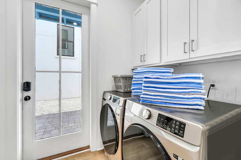 Convenient in-unit washer and dryer.