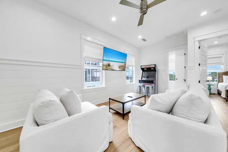 Third-floor entertainment space with an arcade game and Smart tv.