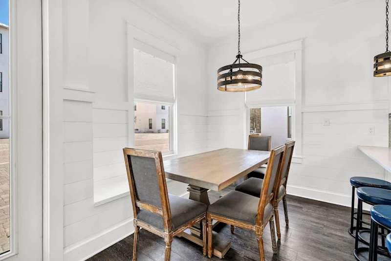 Table seats 6 comfortably, plus island seating for 4 more.