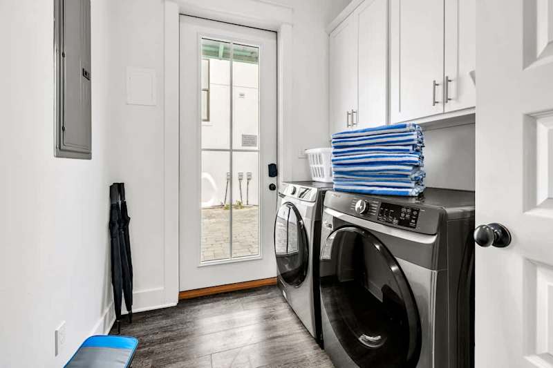 Convenient in-unit washer and dryer.