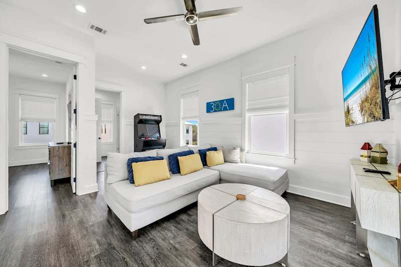 Third-floor entertainment space with an arcade game and Smart tv.