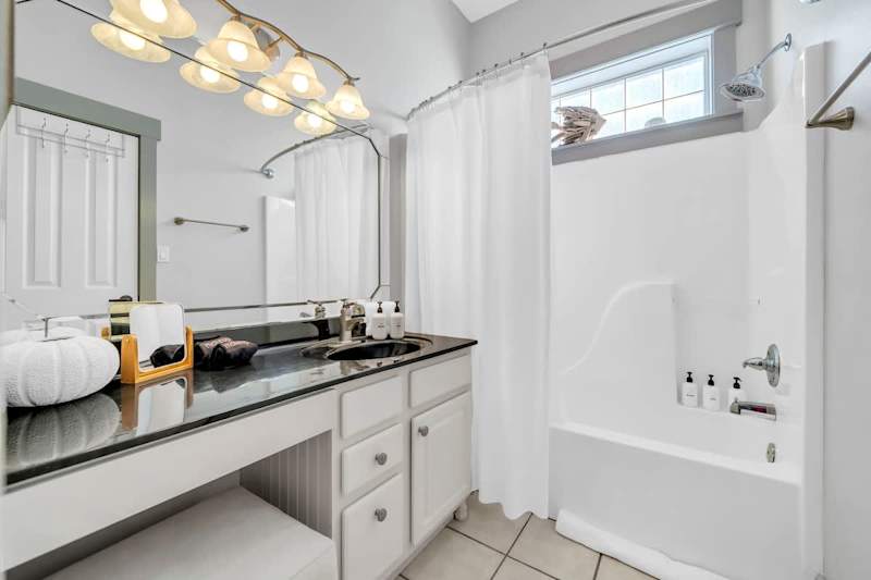 Ensuite bathroom featuring a shower/tub combo.