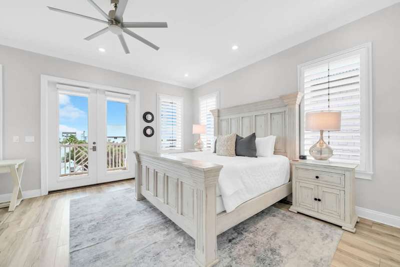 Bedroom #3 features a king bed, smart tv and ensuite. Gulf views!