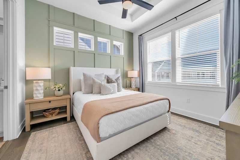 Queen bed in primary bedroom, with ensuite & walk-in closet.