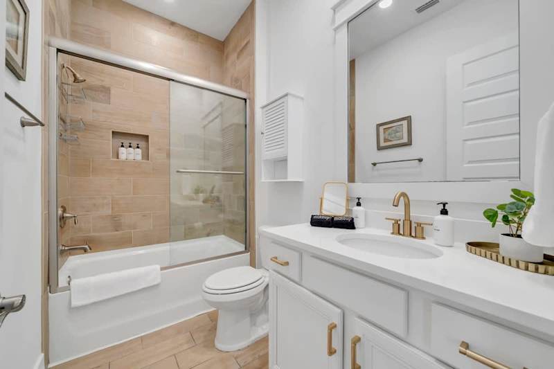Guest hallway bathroom with shower/tub combo.