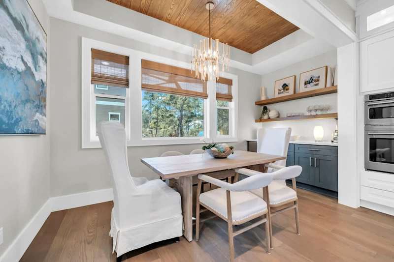 Dining seating equipped for 6