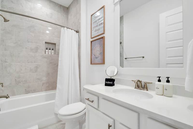 Guest bathroom features shower/tub combo