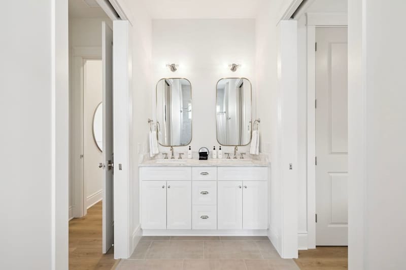 Jack and Jill Bathroom with Shower/Tub Combo