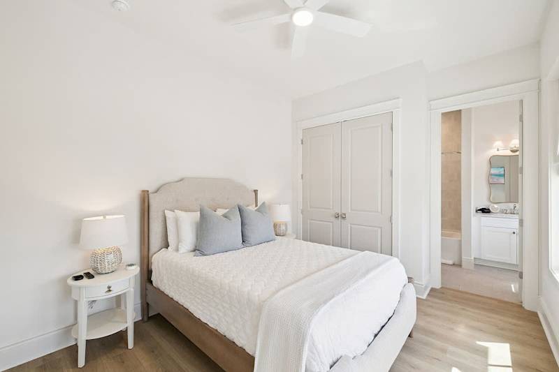 Bedroom #2: Queen with Ensuite + smart tv