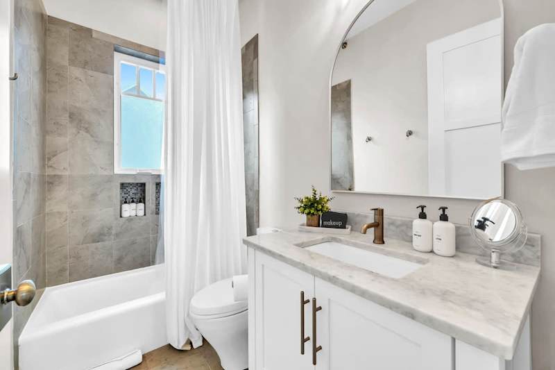 Hall Bath With Shower/Tub