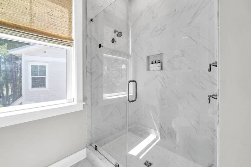 King Ensuite Walk-In Shower