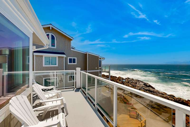 VueStay oceanfront deck over the Pacific in Depoe Bay, Oregon