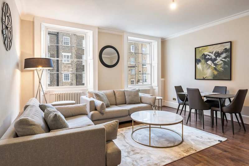 Two Bed Apartment in Belgravia with Balcony