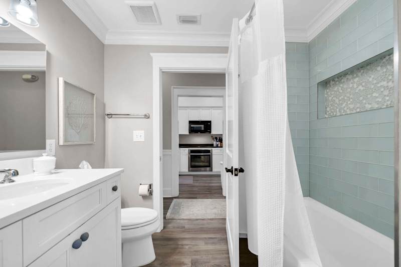 Guest Bathroom features shower/tub combo