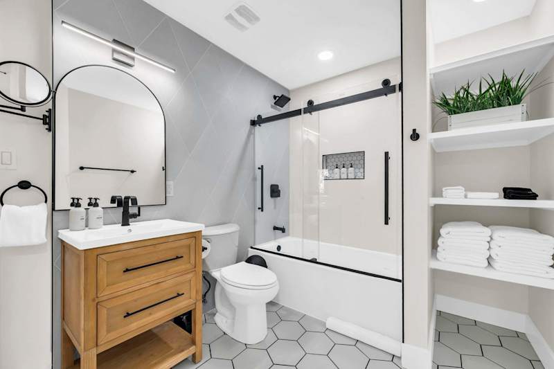 Hall Bathroom 