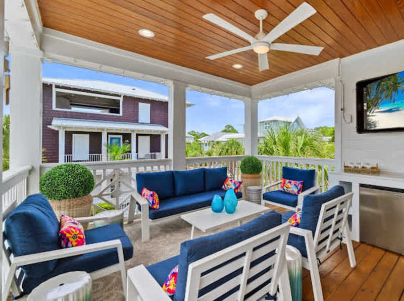 Second floor deck perfect for watching the sunset!