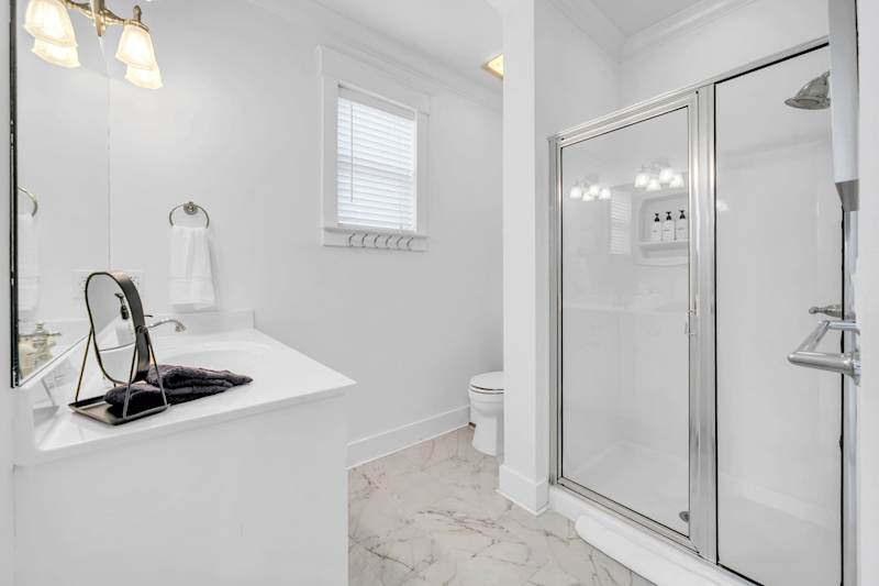 Ensuite bath features walk-in shower