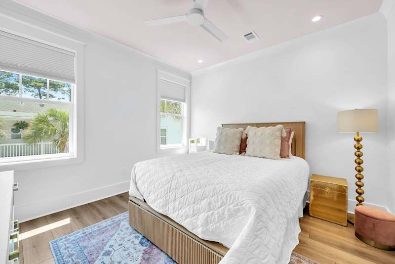Bedroom #5: Double Bed, Private Bathroom with Tub/Shower Combo
