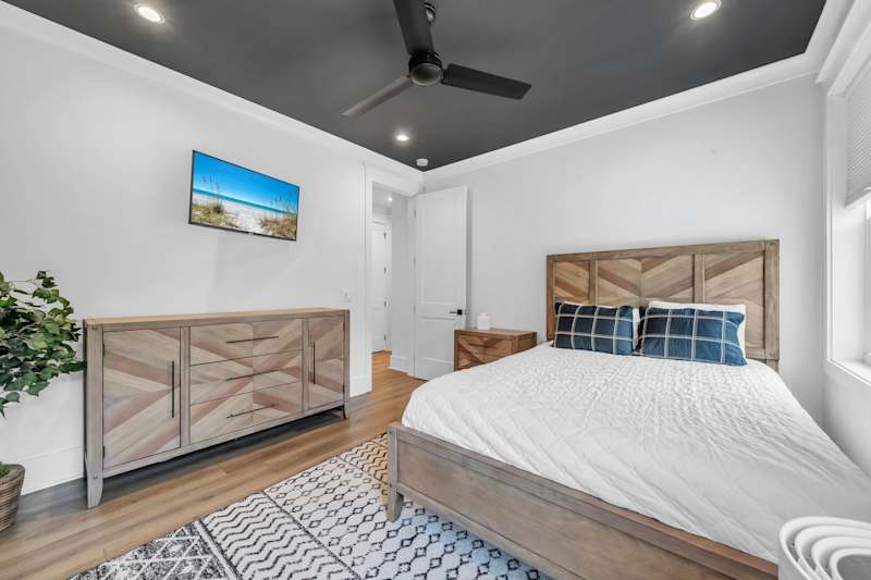 Bedroom #4: Queen + Smart TV