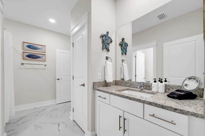 Hall Bathroom With Shower/Tub Combo
