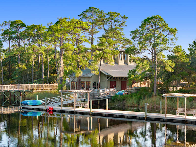 
The BoatHouse Paddle Club specializes in stand-up paddle boarding experiences and "fresh air" fitness programming for the community.