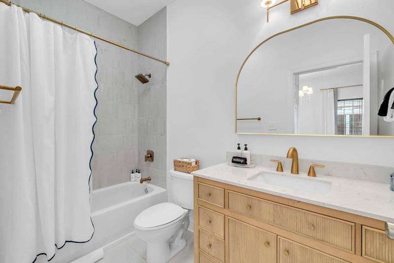 Bathroom features a shower/tub combo.
